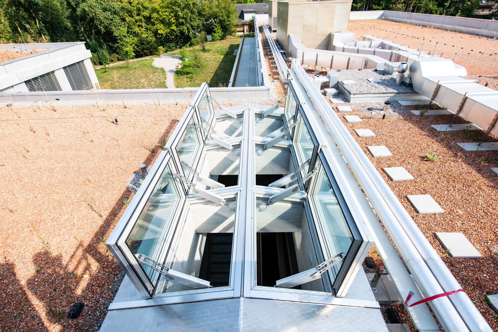Folding arm² - roof opener skylight ©Cupolux